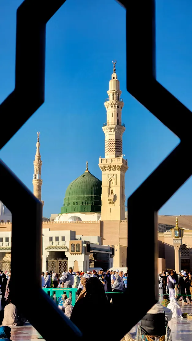 Masjid an-Nabawi framed by its arches