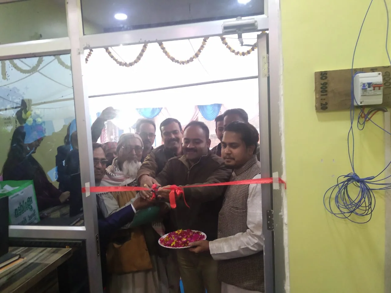 Ribbon cutting at the inauguration of the Travel Point office